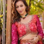 Sunayana Fozdar Instagram – हम तो फना हो गए उसकी आंखे देखकर गालिब, न जाने वो आइना कैसे देखते होंगे।☺️💕

Wearing this pretty lehenga from @label_s4u 
Back With my fav pose 🤷‍♀️💃🏻😂

📷@praveenkhaitan.clicked @clicked_productions 
Hair @rouge_makeovers 
📍 @truetrammtrunk x @iampuneetgidwani 
Artist management: @greenlight__media