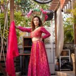 Sunayana Fozdar Instagram – हम तो फना हो गए उसकी आंखे देखकर गालिब, न जाने वो आइना कैसे देखते होंगे।☺️💕

Wearing this pretty lehenga from @label_s4u 
Back With my fav pose 🤷‍♀️💃🏻😂

📷@praveenkhaitan.clicked @clicked_productions 
Hair @rouge_makeovers 
📍 @truetrammtrunk x @iampuneetgidwani 
Artist management: @greenlight__media