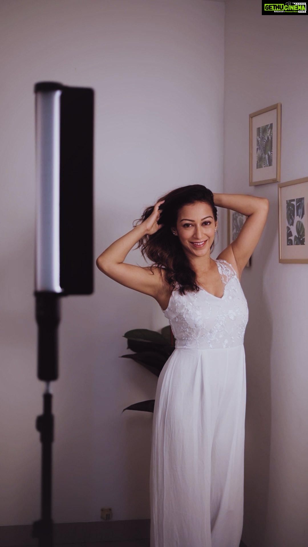 Sunayana Fozdar Instagram - My Top 6 Secret🤫 ingredients that keep me super fit & glowing from within: ✅Garcinia ✅Raw Turmeric ✅Raw Ginger ✅Lemon ✅Cinnamon ✅Honey Your daily detox drink, just 1 tbsp away! Begin your fitness journey now, Try Dr. Vaidya’s Apple Cider Vinegar with 5 Super Herbs & Honey! #ads #healthybhitastybhi #drvaidyas #weightloss #lossingweight #applecidervinegar #applecider #applevinegar #cidervinegar #150yearsofexpertise #healthyjuice #detoxjuice #lifestylechange #detoxhealthydrink