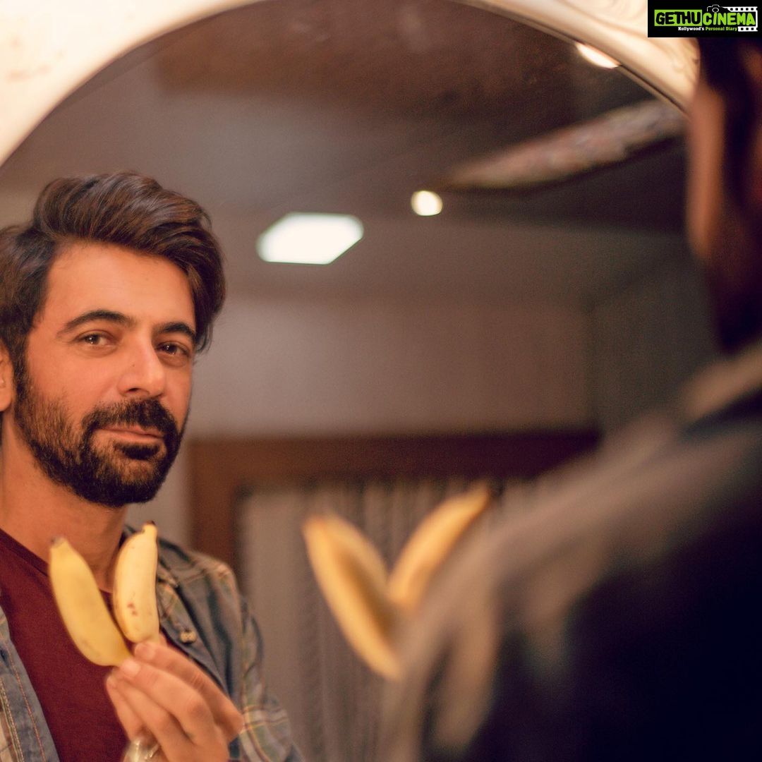 Sunil Grover Instagram - जानी ! Jab khana banana na aaye, toh banana khana shuru kar do.