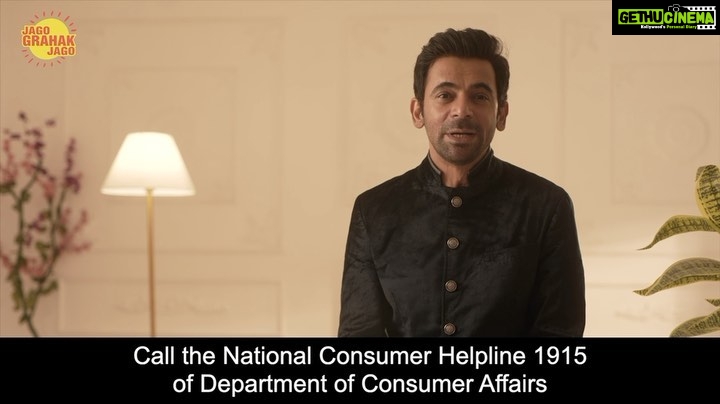 Sunil Grover Instagram - ऑनलाइन आए चमकते पैकेट से निकले खराब उत्पाद ने, आपके जीवन को उलझा दिया? उलझनों का समाधान बस एक कॉल दूर। राष्ट्रीय उपभोक्ता हेल्पलाइन 1915 पर कॉल करें या Whatsapp 8800001915 पर शिकायत दर्ज कराएं। In frame: @whosunilgrover #ConsumerHelpline #ecommerce #nch1915 #jagograhakjago