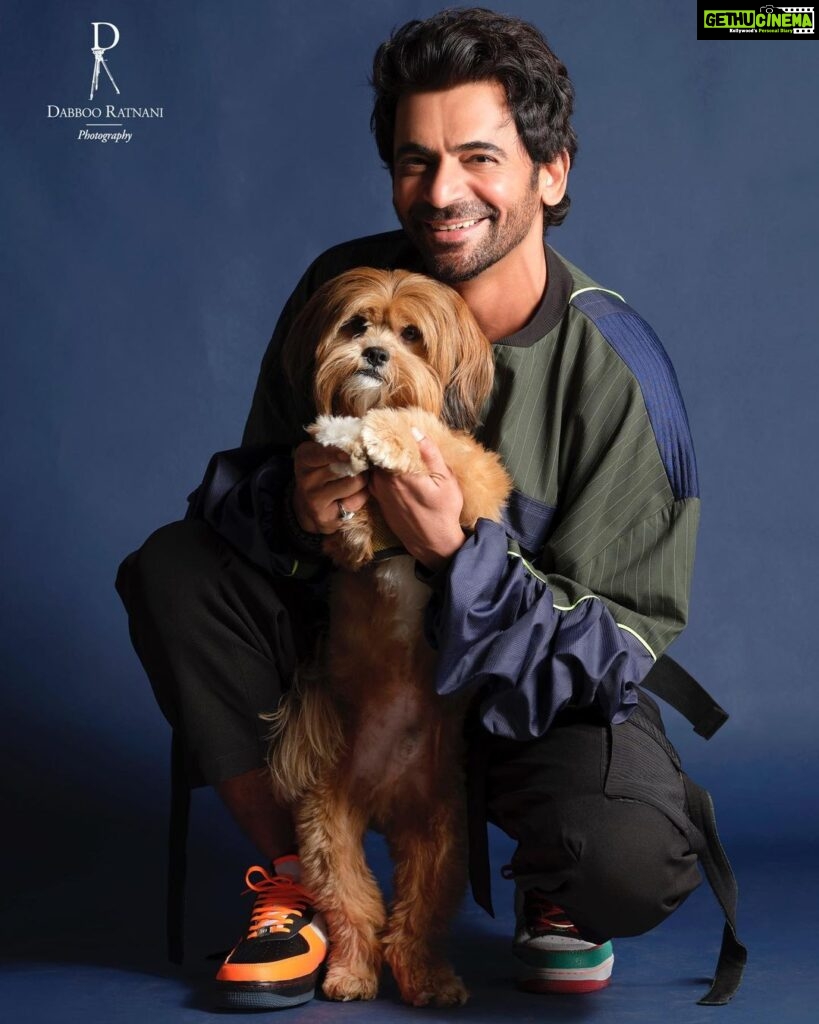 Sunil Grover Instagram - 🐶🐾💙 Dogs Leave Paw Prints On Our Hearts! @flashratnani @whosunilgrover 📸 @dabbooratnani @manishadratnani #sunilgrover #flashratnani #dabbooratnani #flash #dabbooratnaniphotography @dabbooratnanistudio Dabboo Ratnani Photography