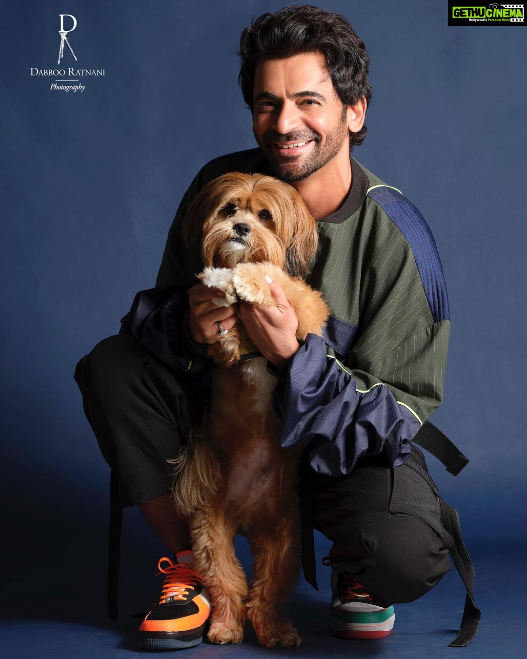 Sunil Grover Instagram - ๐ถ๐พ๐ Dogs Leave Paw Prints On Our Hearts! @flashratnani @whosunilgrover ๐ธ @dabbooratnani @manishadratnani #sunilgrover #flashratnani #dabbooratnani #flash #dabbooratnaniphotography @dabbooratnanistudio Dabboo Ratnani Photography