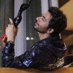 Sunil Grover Instagram - It gives me immense joy and happiness to receive this honor. Thank you @filmfare for thinking I was the best in the category. I like your choice. Though this year witnessed some great performances, but I am happy that I won. It is to all the people who loved ‘Sunflower’. And to the creator of the show Mr. Vikas Bahl, this award belongs to you Sir, your conviction and the team you had created. Thanks to team @zee5 for your faith in the show, team Good co. and @reliance.entertainment .Aapke hardwork ke bina yeh gudia mere ghar nahin aati. ❤️ Gudia! Welcome home.