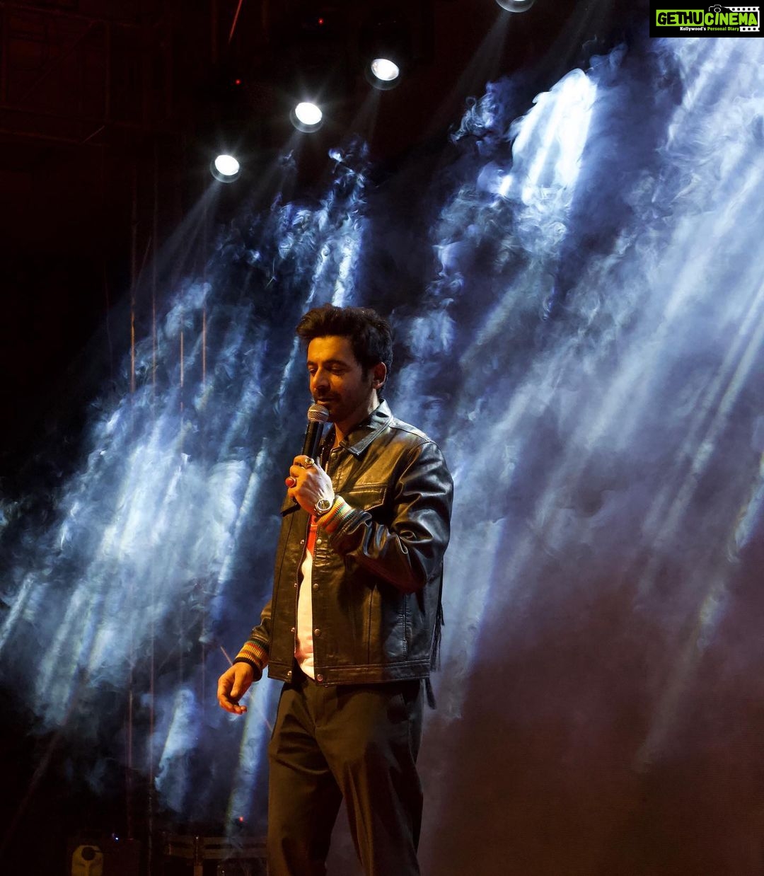 Sunil Grover Instagram - Love the lights and stage.