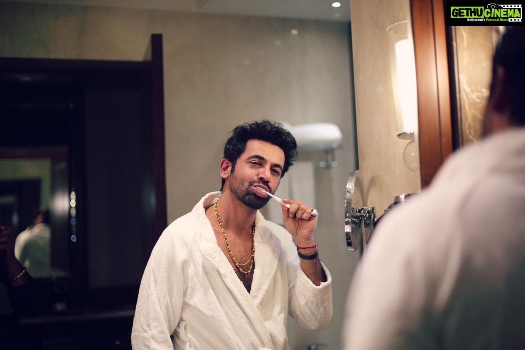 Sunil Grover Instagram - If @himmatsodhiphotography had clicked this picture 2 mins later, it would have been brighter !
