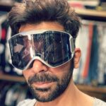 Sunil Grover Instagram – Le liya yeh, lekin isko pehan ke jane ki jageh nahin hai.