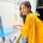 Surbhi Chandna Instagram - Bringing some 🌞 at Work Brand- @thakurbaiofficial PR- @_anushkapuri_ 💎 @stylebysugandhasood Khada: @allthatglitters.jewellery Earrings :@rubans.in @oakpinionpr Makeup @makeup_by_mujahid Hair @jayshreethakkarhairartist Manager Duties @pranavi_chandna