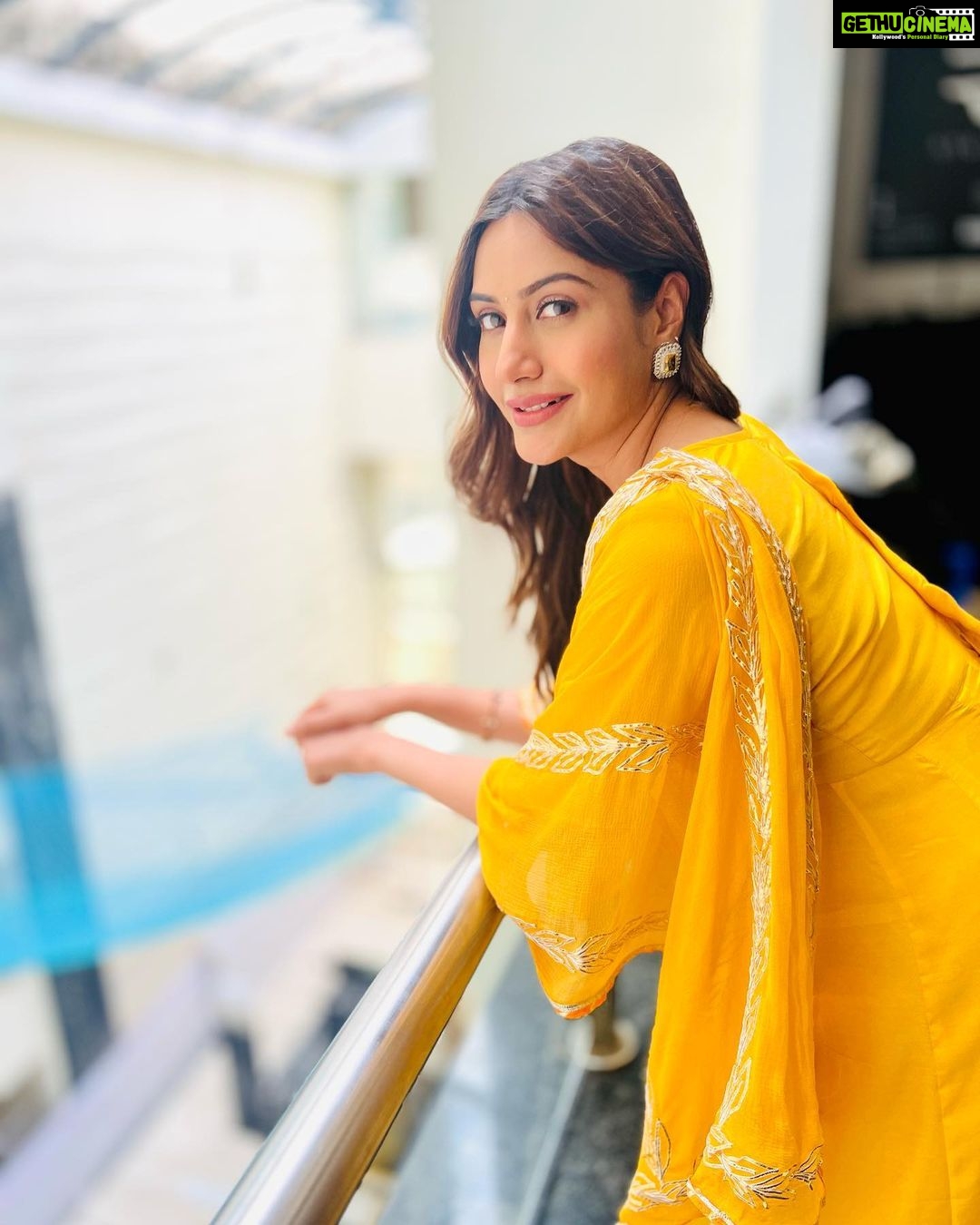 Surbhi Chandna Instagram - Bringing some 🌞 at Work Brand- @thakurbaiofficial PR- @_anushkapuri_ 💎 @stylebysugandhasood Khada: @allthatglitters.jewellery Earrings :@rubans.in @oakpinionpr Makeup @makeup_by_mujahid Hair @jayshreethakkarhairartist Manager Duties @pranavi_chandna