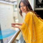 Surbhi Chandna Instagram - Bringing some 🌞 at Work Brand- @thakurbaiofficial PR- @_anushkapuri_ 💎 @stylebysugandhasood Khada: @allthatglitters.jewellery Earrings :@rubans.in @oakpinionpr Makeup @makeup_by_mujahid Hair @jayshreethakkarhairartist Manager Duties @pranavi_chandna
