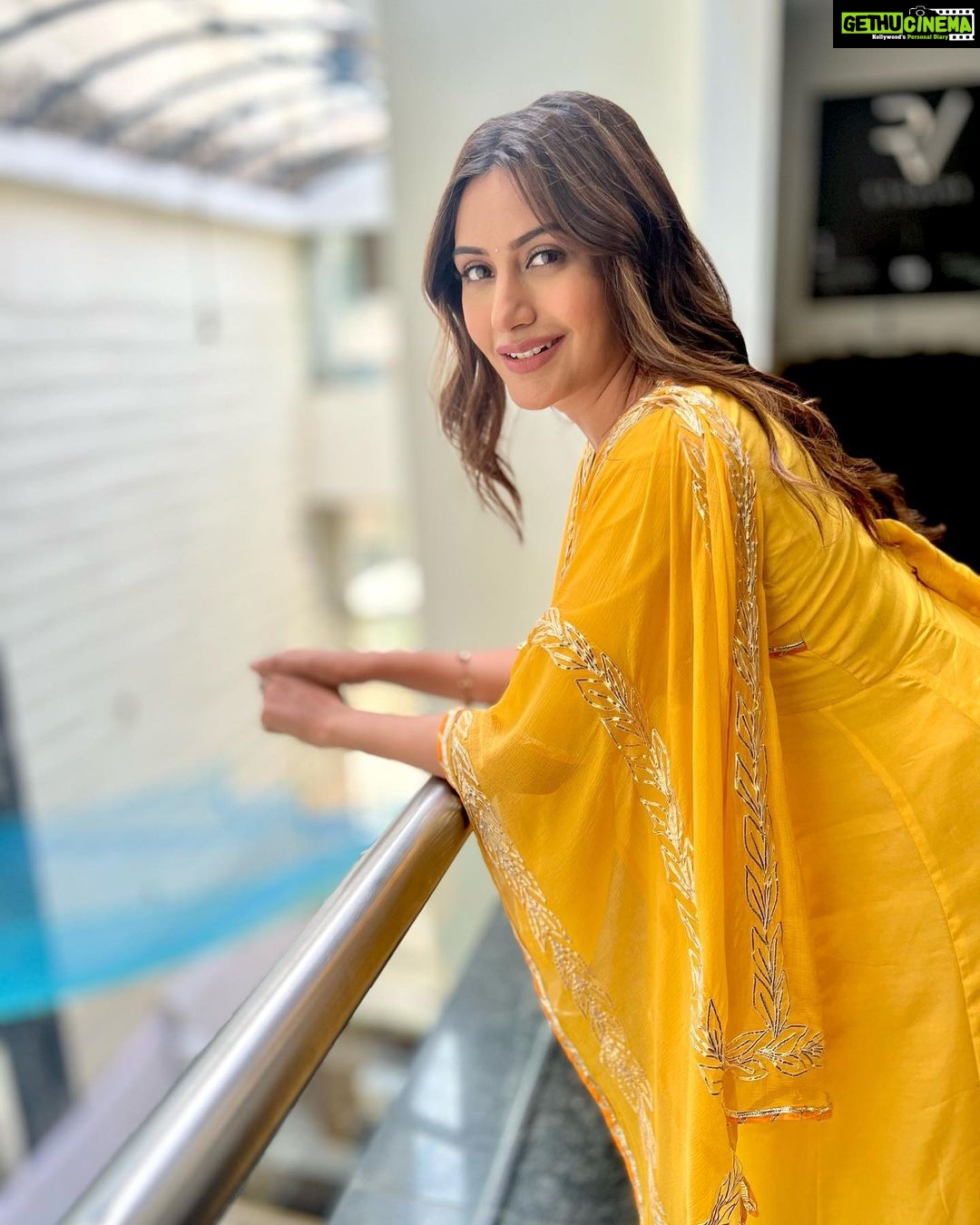 Surbhi Chandna Instagram - Bringing some 🌞 at Work Brand- @thakurbaiofficial PR- @_anushkapuri_ 💎 @stylebysugandhasood Khada: @allthatglitters.jewellery Earrings :@rubans.in @oakpinionpr Makeup @makeup_by_mujahid Hair @jayshreethakkarhairartist Manager Duties @pranavi_chandna