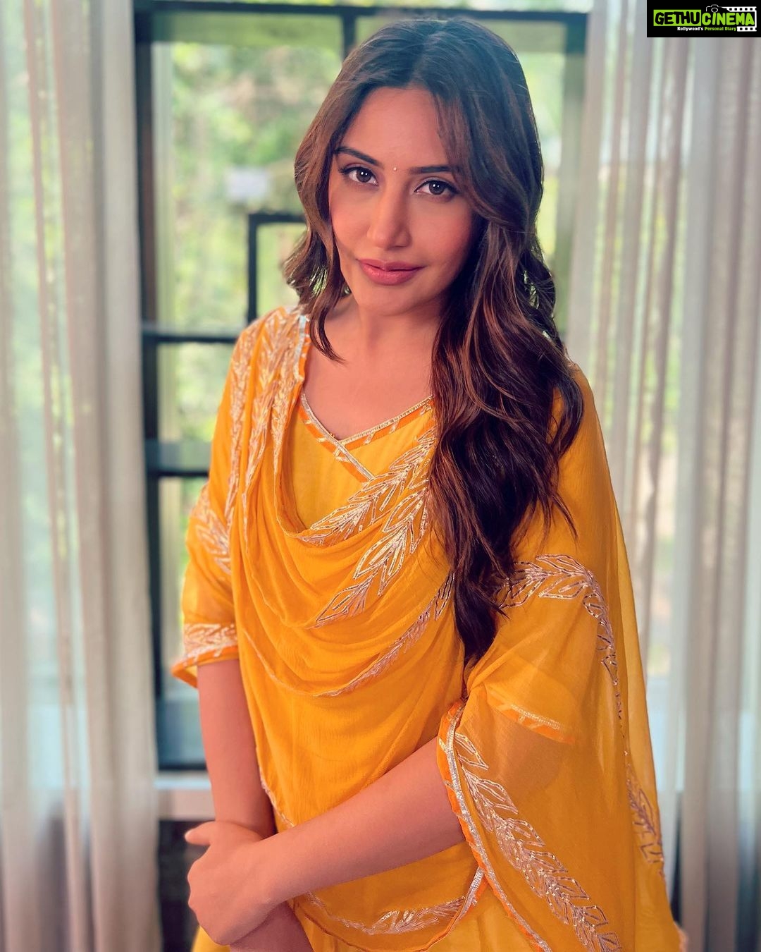 Surbhi Chandna Instagram - Bringing some 🌞 at Work Brand- @thakurbaiofficial PR- @_anushkapuri_ 💎 @stylebysugandhasood Khada: @allthatglitters.jewellery Earrings :@rubans.in @oakpinionpr Makeup @makeup_by_mujahid Hair @jayshreethakkarhairartist Manager Duties @pranavi_chandna
