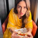 Surbhi Chandna Instagram - Desi Girl @ Wark Some Orange and POMo Juice Love by daddy Dearest to Kickstart the morning Mommy Dearest sends a nice railway cutlet packed in a gluten free bread for Breakky - ketCHAP lovers 🙋🏼‍♂️ My Comfort Footwear bigger that my FEET Tim Hortons still isn’t replacing 🌟 💴 Crunchy Set papad is Basttttt Shot Check Qaaeensss Ok this noisy typewriter be my favourite.. i 🫶 the keyboard’s that make the exact same noise ordering one from Amazun right away tak tak tak tak 🥹