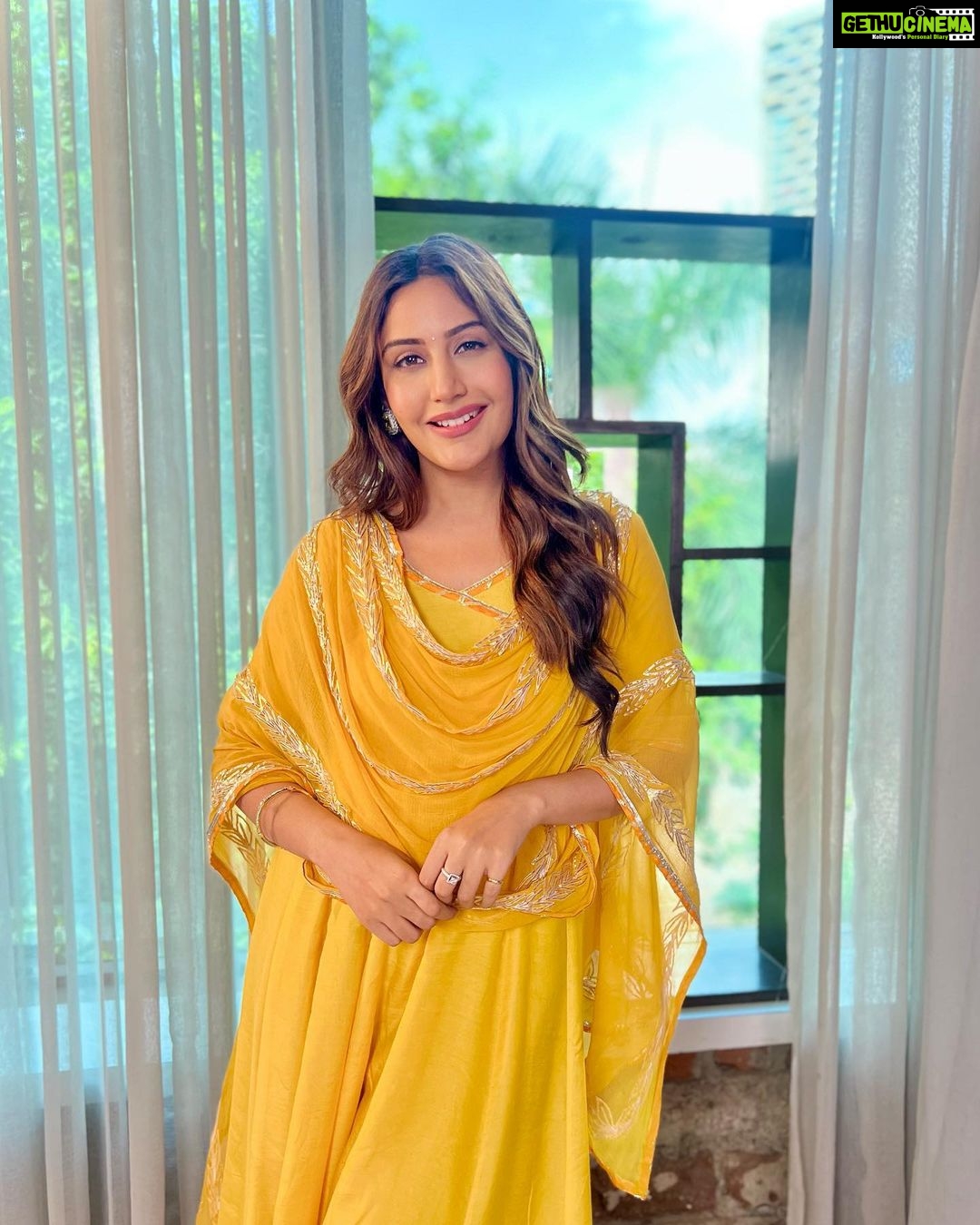 Surbhi Chandna Instagram - Bringing some 🌞 at Work Brand- @thakurbaiofficial PR- @_anushkapuri_ 💎 @stylebysugandhasood Khada: @allthatglitters.jewellery Earrings :@rubans.in @oakpinionpr Makeup @makeup_by_mujahid Hair @jayshreethakkarhairartist Manager Duties @pranavi_chandna