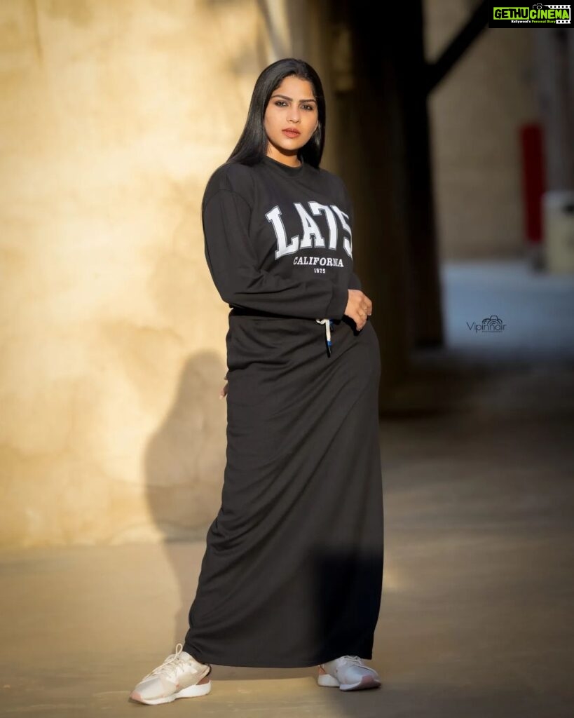 Swasika Instagram - Boldly embracing the beauty of life with style ! Wearing : @clubwomensofficial Cloth brand @zazuoutfit Photography: @vipin_nairs #dubai #mydubai #swasika #dubaidays #uae UAE