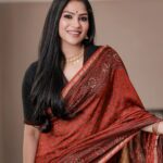 Swasika Instagram - "Life is like a saree. It may have twists and turns, but with grace and elegance, we can drape it beautifully." Mua : @abilashchickumakeupartist Styling @vrinda_sk_ Saree : @klumbyprajinajaanaki Blouse : @padmanithi_the_blouse_boutique Jewel: @anokhi_priyakishore Photography; @paper_plane_wedding #swasikavj #abilashchickumakeupartist #saree