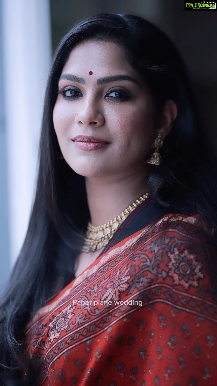 Swasika Instagram - đ¸ Mua : @abilashchickumakeupartist Styling: @vrinda_sk_ Saree : @klumbyprajinajaanaki Blouse: @padmanidhi_the_blouse_boutiqu Jewelry: @anokhi_priyakishore Video : @paper_plane_wedding #swasikavj #swasika #reels #saree #sareereels