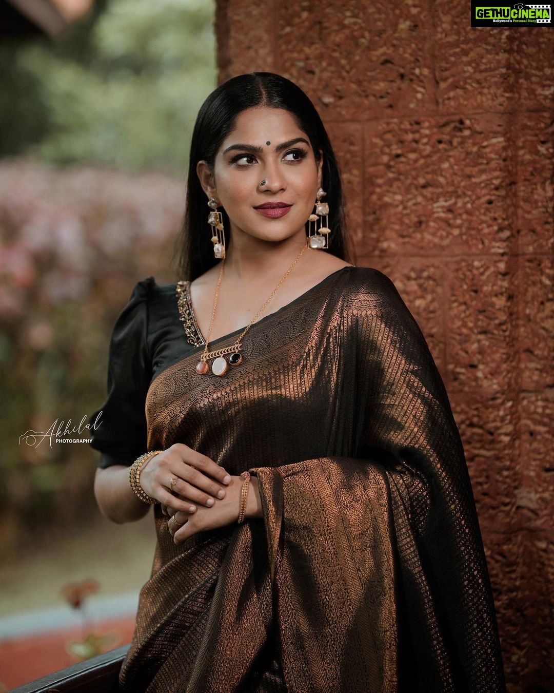 Swasika Instagram - Actress @swasikavj Styling @nithinju Outfit @aalaadesigners Jewls @_javahari_ Pic @akhilal_photography #makup #swasika #actress Thiruvananthapuram, Kerala, India
