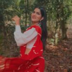 Swasika Instagram - Swaying in red and white with the sun ! ☀️❤️ Saree @poonolilsilks MUA @sreegeshvasan_makeupartist Stylist @amal_gop Spcl thank to @abi_fine_shooters