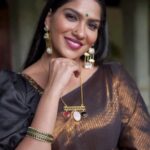 Swasika Instagram - I just love it when instagram trends out the 90s peppy songs ! Mua : @aneeshcbabumakeupartist Styling : @nithinju Saree : @aalaadesigners Jewelleries: @_javahari_ Video : @akhilal_photography #ottagathekettiko #trending #swasika