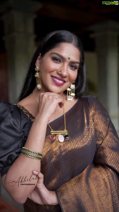 Swasika Instagram - I just love it when instagram trends out the 90s peppy songs ! Mua : @aneeshcbabumakeupartist Styling : @nithinju Saree : @aalaadesigners Jewelleries: @_javahari_ Video : @akhilal_photography #ottagathekettiko #trending #swasika