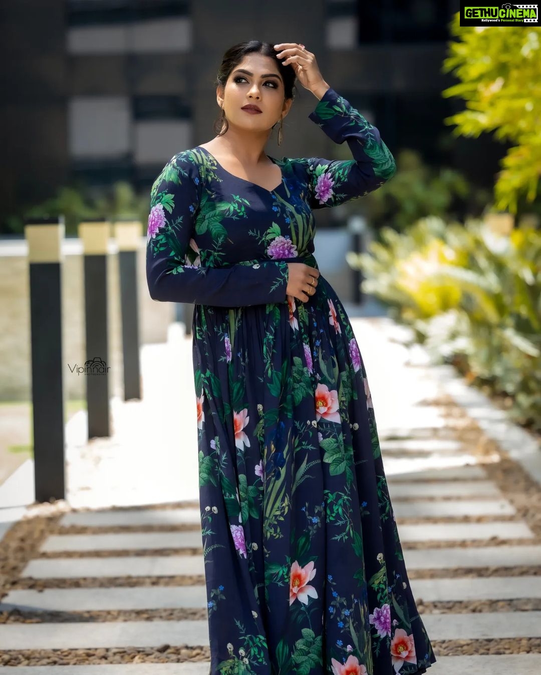 Swasika Instagram - "Blooming with happiness and surrounded by joy" 🌸🌼🌺 Dress : @houseofemkay Stylist : @tharunya_vk Acessories: @magmatvm Photography: @vipin_nairs MUA @_beautyshams_4 #flowers #happiness #naturelovers #swasikavj #dubaidays