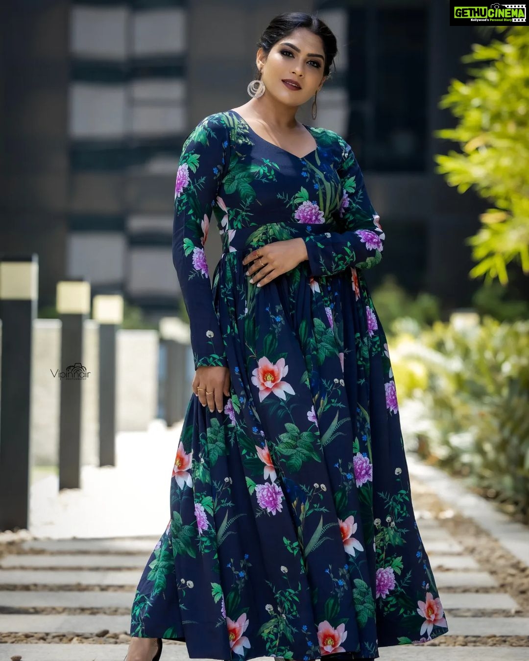 Swasika Instagram - "Blooming with happiness and surrounded by joy" 🌸🌼🌺 Dress : @houseofemkay Stylist : @tharunya_vk Acessories: @magmatvm Photography: @vipin_nairs MUA @_beautyshams_4 #flowers #happiness #naturelovers #swasikavj #dubaidays