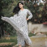 Swasika Instagram - The wind , hair, and the flares ! Photography: @abi_fine_shooters Wearing : @byhand.in #swasikavj #swasika #eveningbliss #flares #hairs