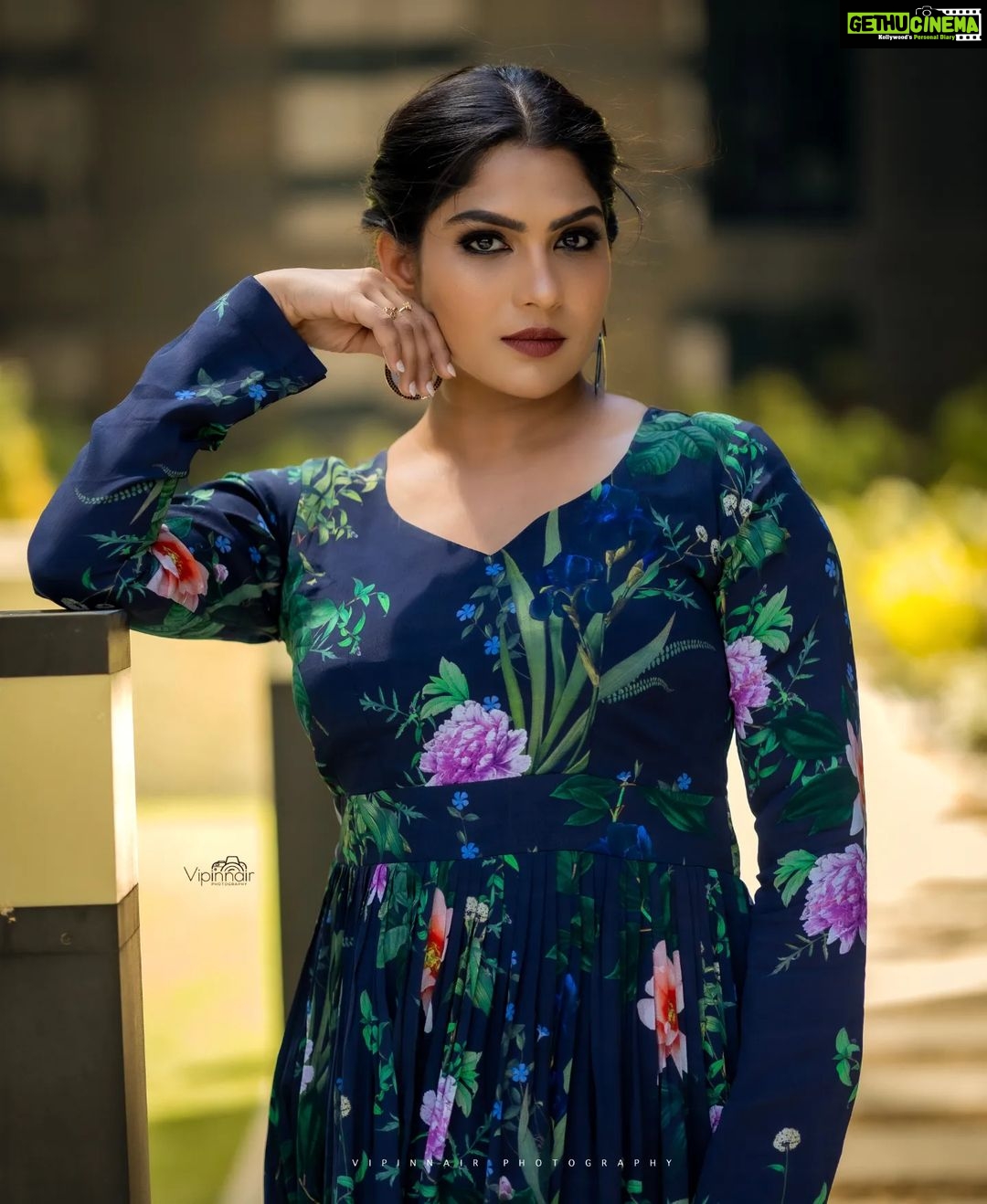 Swasika Instagram - "Blooming with happiness and surrounded by joy" 🌸🌼🌺 Dress : @houseofemkay Stylist : @tharunya_vk Acessories: @magmatvm Photography: @vipin_nairs MUA @_beautyshams_4 #flowers #happiness #naturelovers #swasikavj #dubaidays