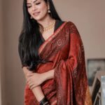 Swasika Instagram - "Life is like a saree. It may have twists and turns, but with grace and elegance, we can drape it beautifully." Mua : @abilashchickumakeupartist Styling @vrinda_sk_ Saree : @klumbyprajinajaanaki Blouse : @padmanithi_the_blouse_boutique Jewel: @anokhi_priyakishore Photography; @paper_plane_wedding #swasikavj #abilashchickumakeupartist #saree