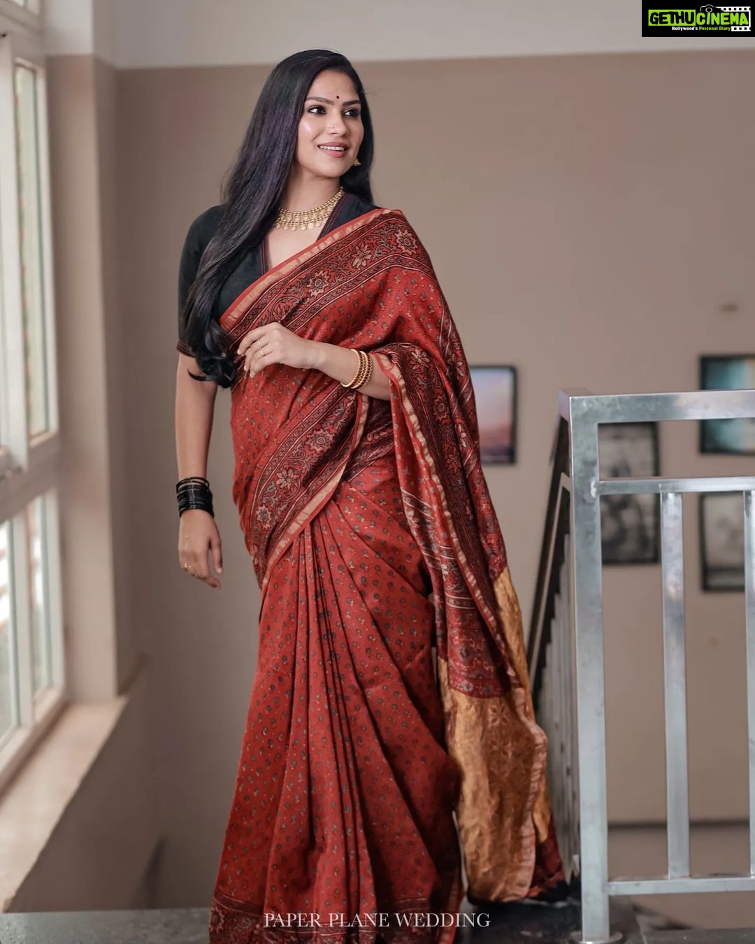 Swasika Instagram - "Life is like a saree. It may have twists and turns, but with grace and elegance, we can drape it beautifully." Mua : @abilashchickumakeupartist Styling @vrinda_sk_ Saree : @klumbyprajinajaanaki Blouse : @padmanithi_the_blouse_boutique Jewel: @anokhi_priyakishore Photography; @paper_plane_wedding #swasikavj #abilashchickumakeupartist #saree