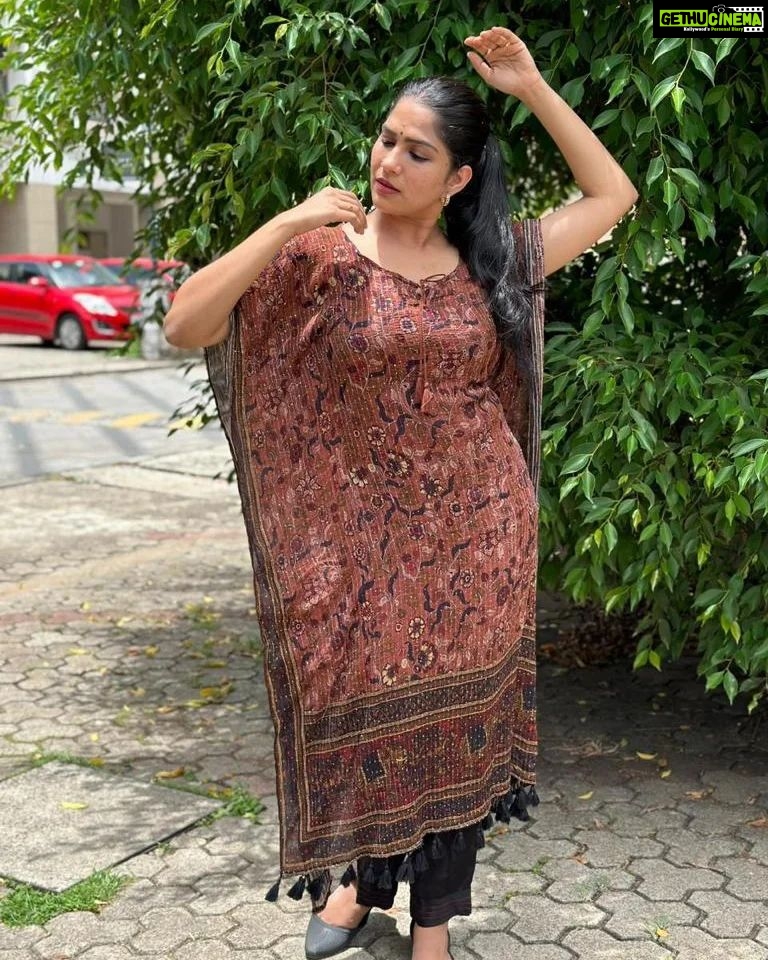 Swasika Instagram - "Bask in the warmth of life and sunlight, and dress yourself in positivity and good vibes." Kaftan : @crysalzz_mijununizar #swasika #swaaikavj