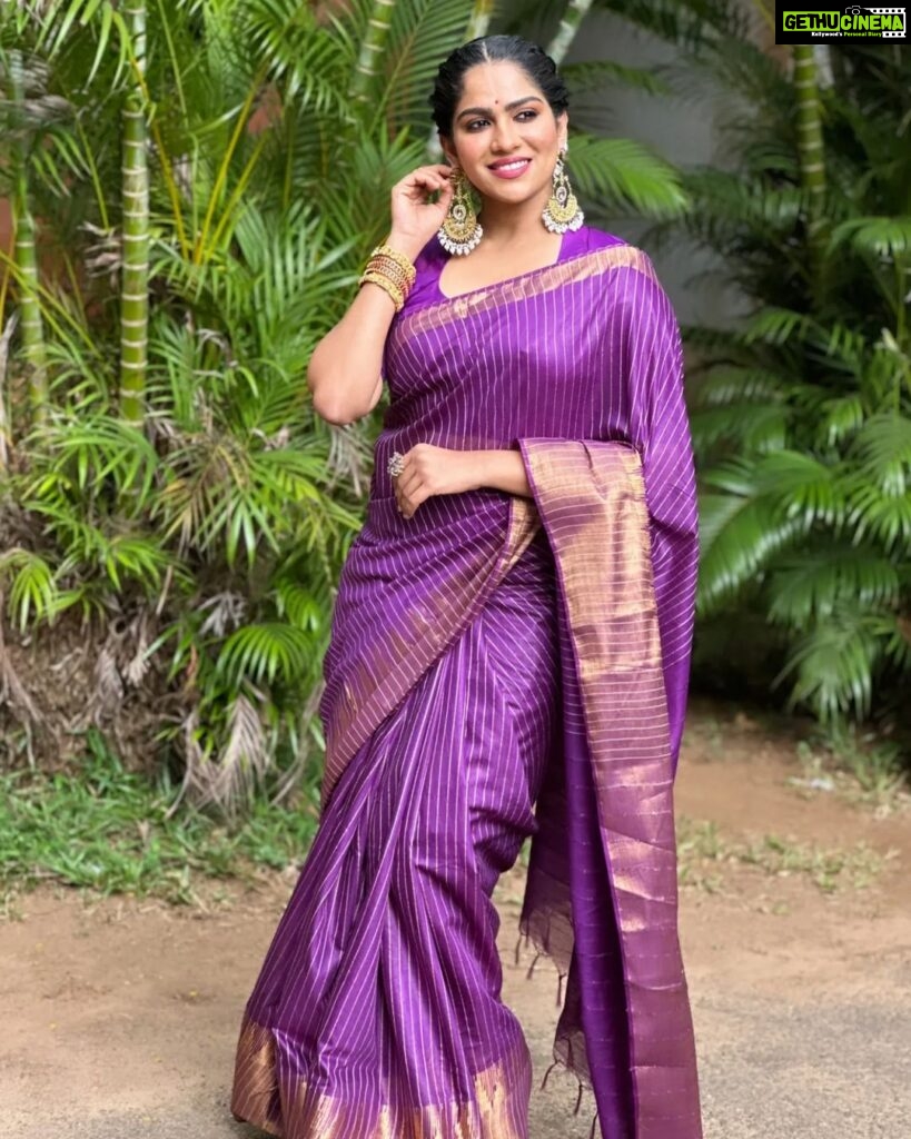 Swasika Instagram - A usual saree day with a hint of purple ! Mua : @abilashchickumakeupartist Styling : @nithinju Saree : @chelaclothing Earrings: @kaya_online_ #swasikavj #swasika #sareelook