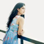 Swasika Instagram – Looking forward amidst the breeze and rays !
Click : @_cinephile 

#swasikavj #click #throwback #blue