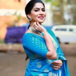 Swasika Instagram - Embracing life's vibrant blue 💙 Mua : @aneeshcbabumakeupartist Styling: @nithinsuresh_su Saree : @pavilabyanuradhanair Blouse : @navamimypassionyourfashion Jewellery: @kaya_online_ Photography: @omorfia_media #swasika #swasikavj #saree #lifemusings #skyblue #bluelove