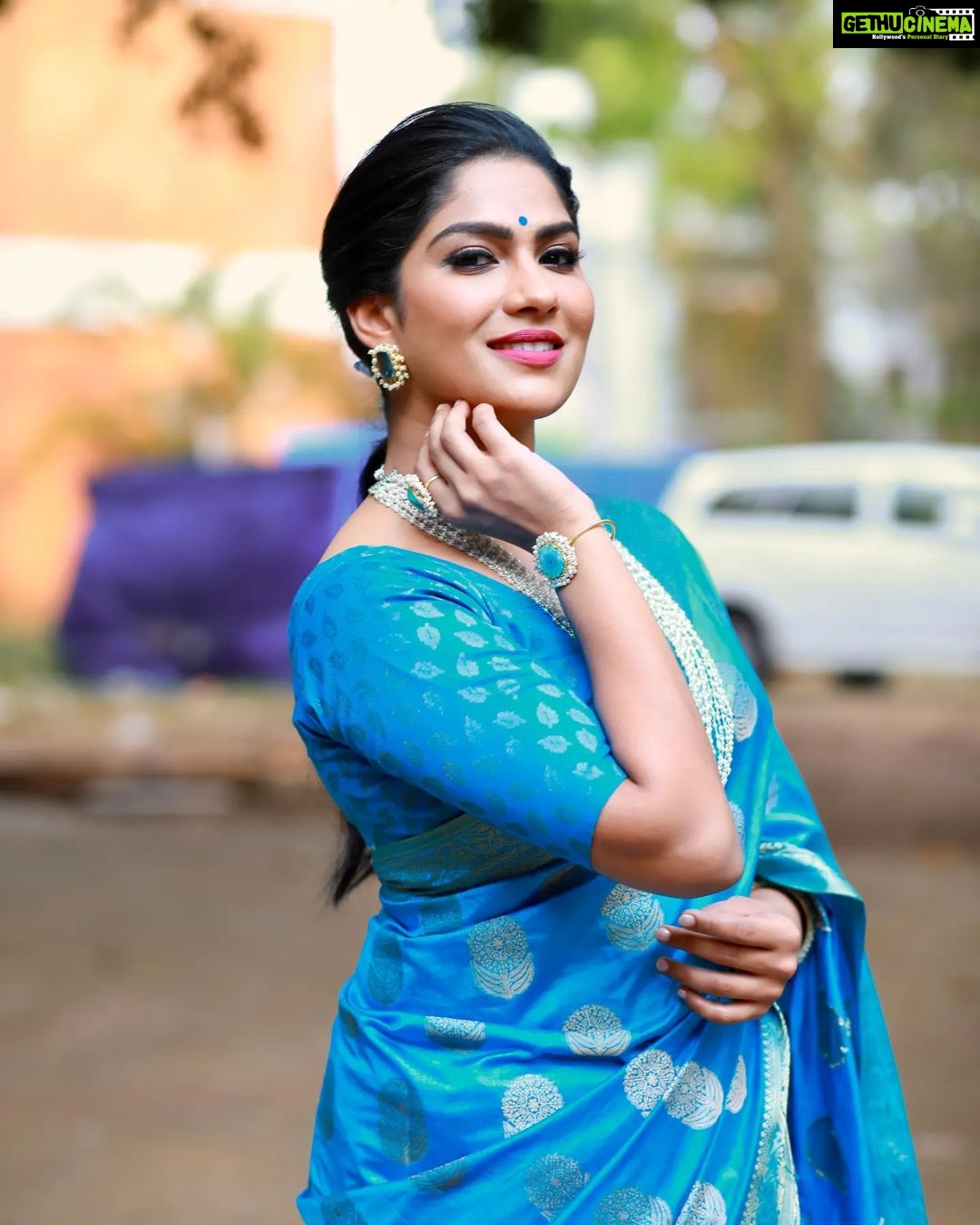 Swasika Instagram - Embracing life's vibrant blue π Mua : @aneeshcbabumakeupartist Styling: @nithinsuresh_su Saree : @pavilabyanuradhanair Blouse : @navamimypassionyourfashion Jewellery: @kaya_online_ Photography: @omorfia_media #swasika #swasikavj #saree #lifemusings #skyblue #bluelove