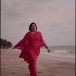 Swasika Instagram - Who wouldn't love a stroll on the beach with a good evening breeze 🥰 Mua : @abilashchickumakeupartist Styling : @nithinju Earring: @kaya_online_ Costume : @_helenswardrobe_ Video: @_plugin_wedding_photography_ @red_ideaz #swasika #swasikavj #eveningbliss