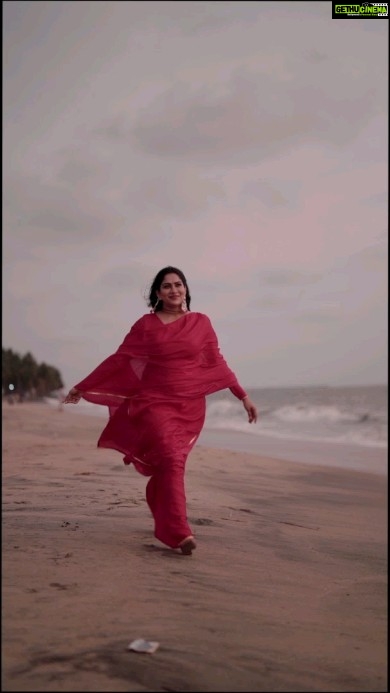 Swasika Instagram - Who wouldn't love a stroll on the beach with a good evening breeze 🥰 Mua : @abilashchickumakeupartist Styling : @nithinju Earring: @kaya_online_ Costume : @_helenswardrobe_ Video: @_plugin_wedding_photography_ @red_ideaz #swasika #swasikavj #eveningbliss