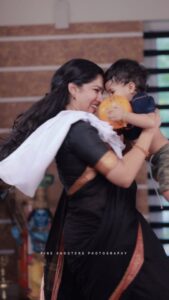 Swasika Instagram - Dancing to the Evergreen malayalam song of Shobana Ma'am .
I grew up listening to this song, and it was one of my favorites, and it is still a treat for the eyes to see @shobana_danseuse grooving to this music .
Peraamadeee aadvik moneeeee Ummmaaaa ❤️❤️

Video : @abi_fine_shooters 

#swasikavj #swasika #olathumbathirunnu #pappayudeswanthamappus