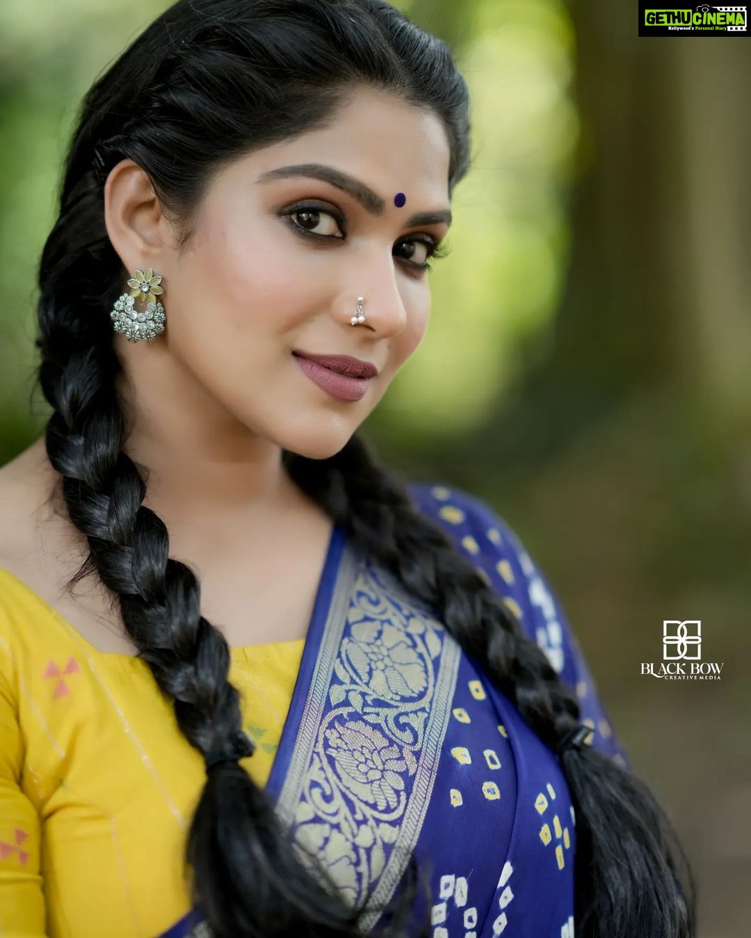 Swasika Instagram - Slaying a pretty colorful saree and a favourite look. Mua: @abilashchickumakeupartist Saree : @byhand.in Styling: @amal_gop Photography: @akhil_photography_tvm Ornaments: @canisaperidot Nose ring @ruhincollectionz #swasikavj #sareelook #bluesaree #blouse