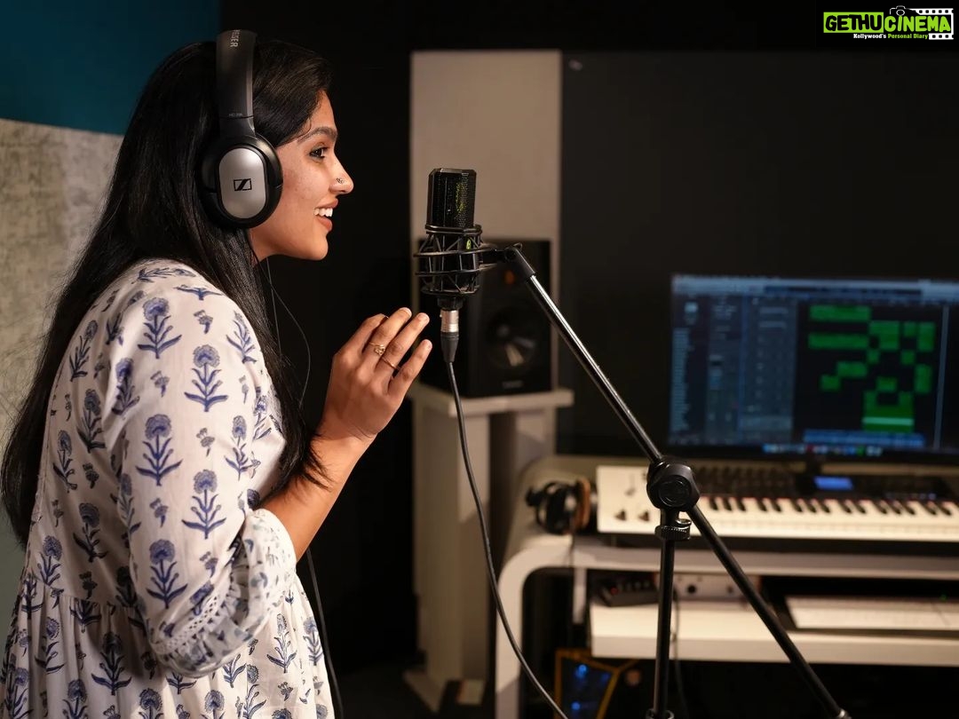 Swasika Instagram - Thank you for accepting "Unnakul Naane " and making it a great hit ! Thank you, @goutham_vincent and @spacehub_productions for this chance ! #unnakulnaane #swasikavj