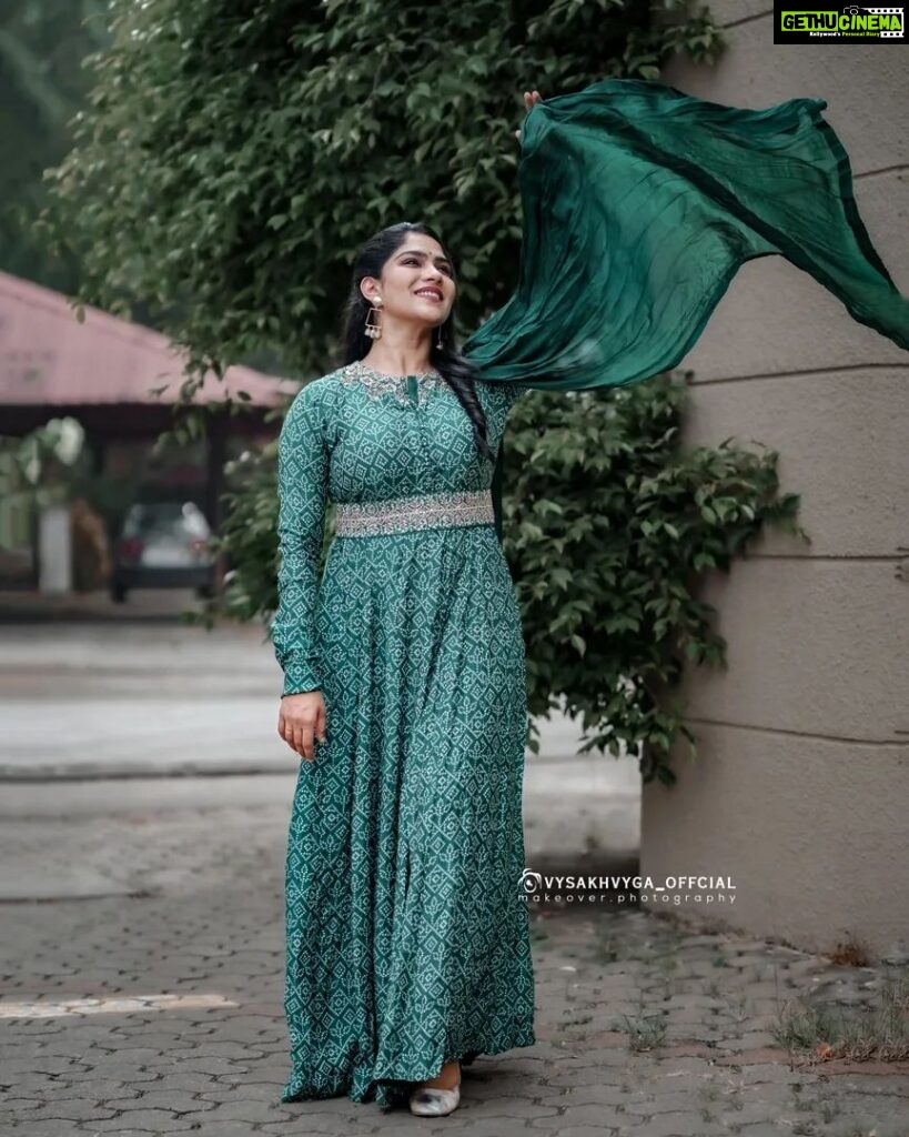 Swasika Instagram - For the love of nature and green ! Mua : @lilly_shaneesh_makeup Styling : @rashmimuraleedharan Costume: @ladies_planet_ Photography: @vysakhvyga_official #swasikavj #swasika