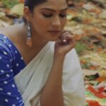 Swasika Instagram - Bharghavi 💙 Mua : @abilashchickumakeupartist Saree : @byhand.in Stylist : @amal_gop Jewellery: @anokhi_priyakishore Dop @abilashchickumakeupartist 😀 Video editor @abi_fine_shooters thank u dear #Neelavelicham #bharghavi #swasikavj #sareelove #saree