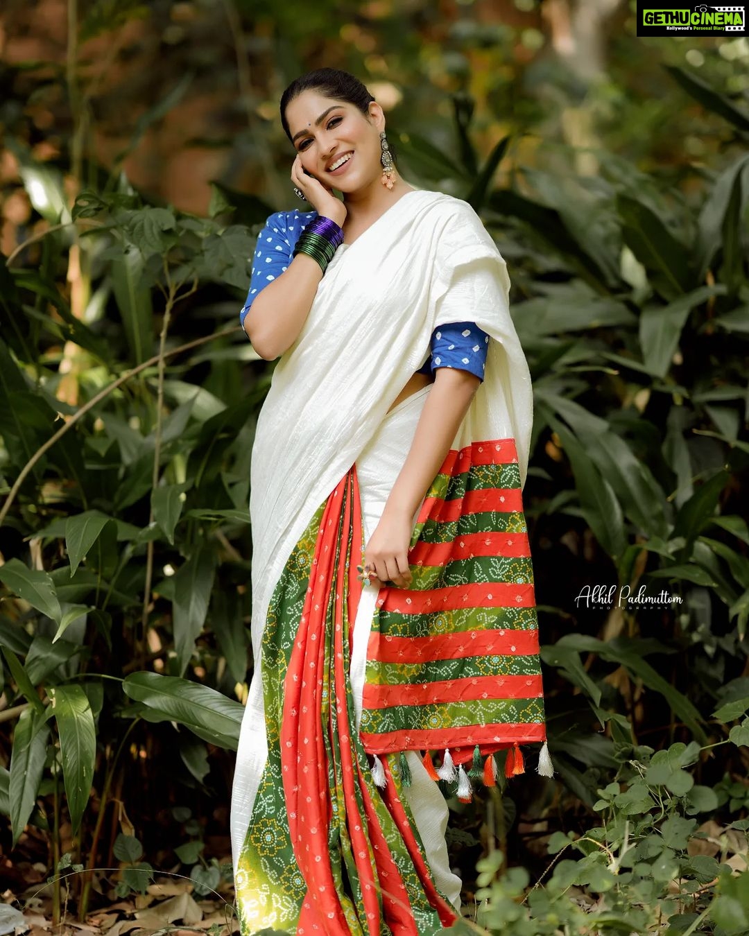 Swasika Instagram - A touch of simplicity and a dash of colorful boldness! In love with the saree . Mua : @abilashchickumakeupartist Saree : @byhand.in Stylist : @amal_gop Jewellery: @anokhi_priyakishore Photography: @akhil_photography_tvm #SimpleYetBold #SareeGlam #swasika