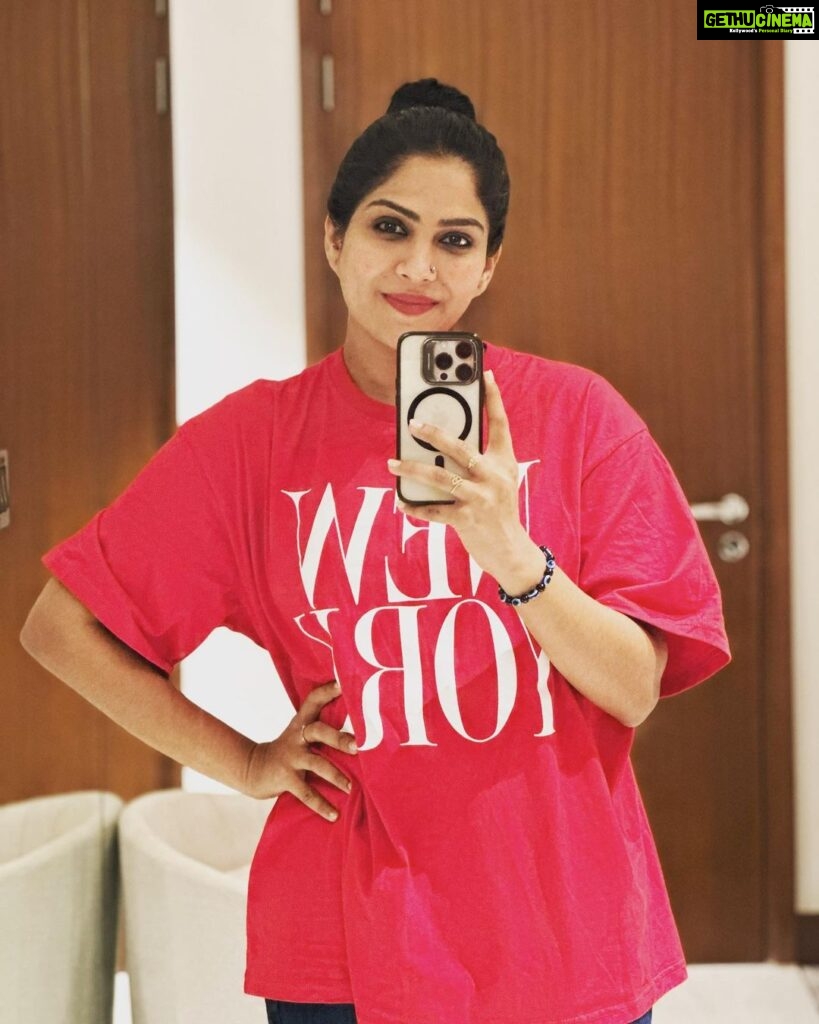 Swasika Instagram - "Happiness is a day spent in the company of loved ones, creating memories that will warm our hearts forever." Wearing : @berra_women #swasikavj #swasika #agoodday #mirrorselfie