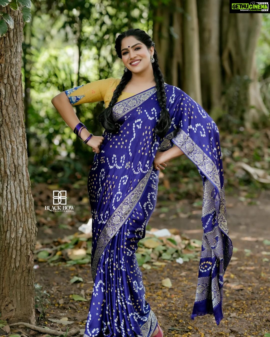 Swasika Instagram - The beautiful @swasikavj slaying a pretty colourful saree and a peppy look . Mua: @abilashchickumakeupartist Saree : @byhand.in Styling: @amal_gop Jewelleries: @canisaperidot Photography: @akhil_photography_tvm #swasikavj #abilashchickumakeupartist #sareelook #bluesaree #blouse