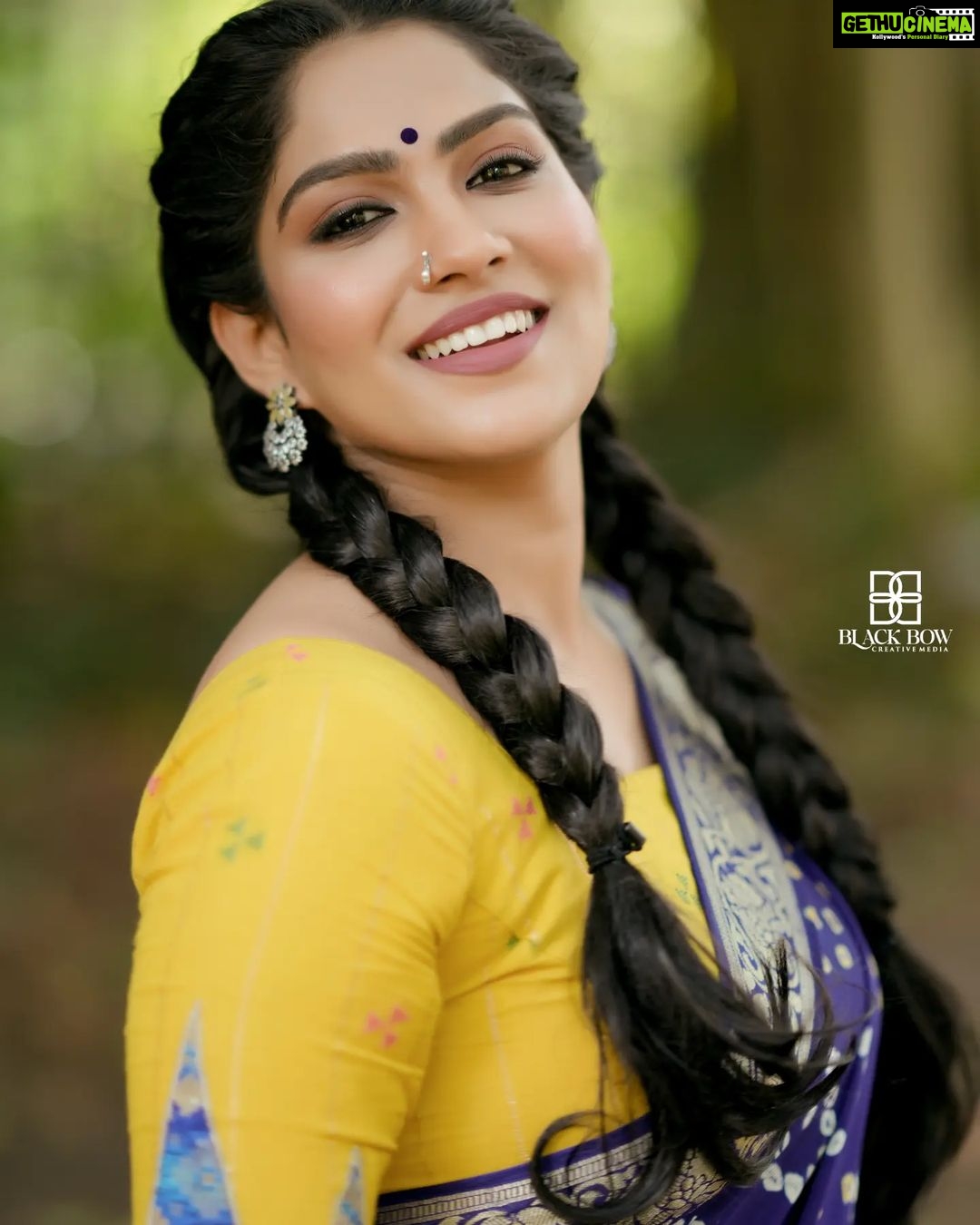 Swasika Instagram - Slaying a pretty colorful saree and a favourite look. Mua: @abilashchickumakeupartist Saree : @byhand.in Styling: @amal_gop Photography: @akhil_photography_tvm Ornaments: @canisaperidot Nose ring @ruhincollectionz #swasikavj #sareelook #bluesaree #blouse