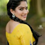 Swasika Instagram - Slaying a pretty colorful saree and a favourite look. Mua: @abilashchickumakeupartist Saree : @byhand.in Styling: @amal_gop Photography: @akhil_photography_tvm Ornaments: @canisaperidot Nose ring @ruhincollectionz #swasikavj #sareelook #bluesaree #blouse