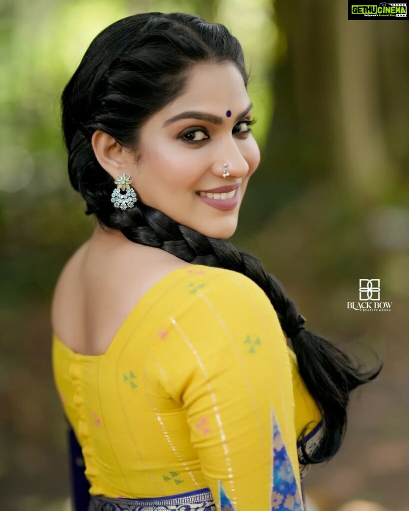 Swasika Instagram - Slaying a pretty colorful saree and a favourite look. Mua: @abilashchickumakeupartist Saree : @byhand.in Styling: @amal_gop Photography: @akhil_photography_tvm Ornaments: @canisaperidot Nose ring @ruhincollectionz #swasikavj #sareelook #bluesaree #blouse