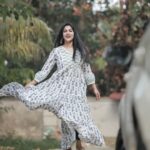Swasika Instagram - The wind , hair, and the flares ! Photography: @abi_fine_shooters Wearing : @byhand.in #swasikavj #swasika #eveningbliss #flares #hairs